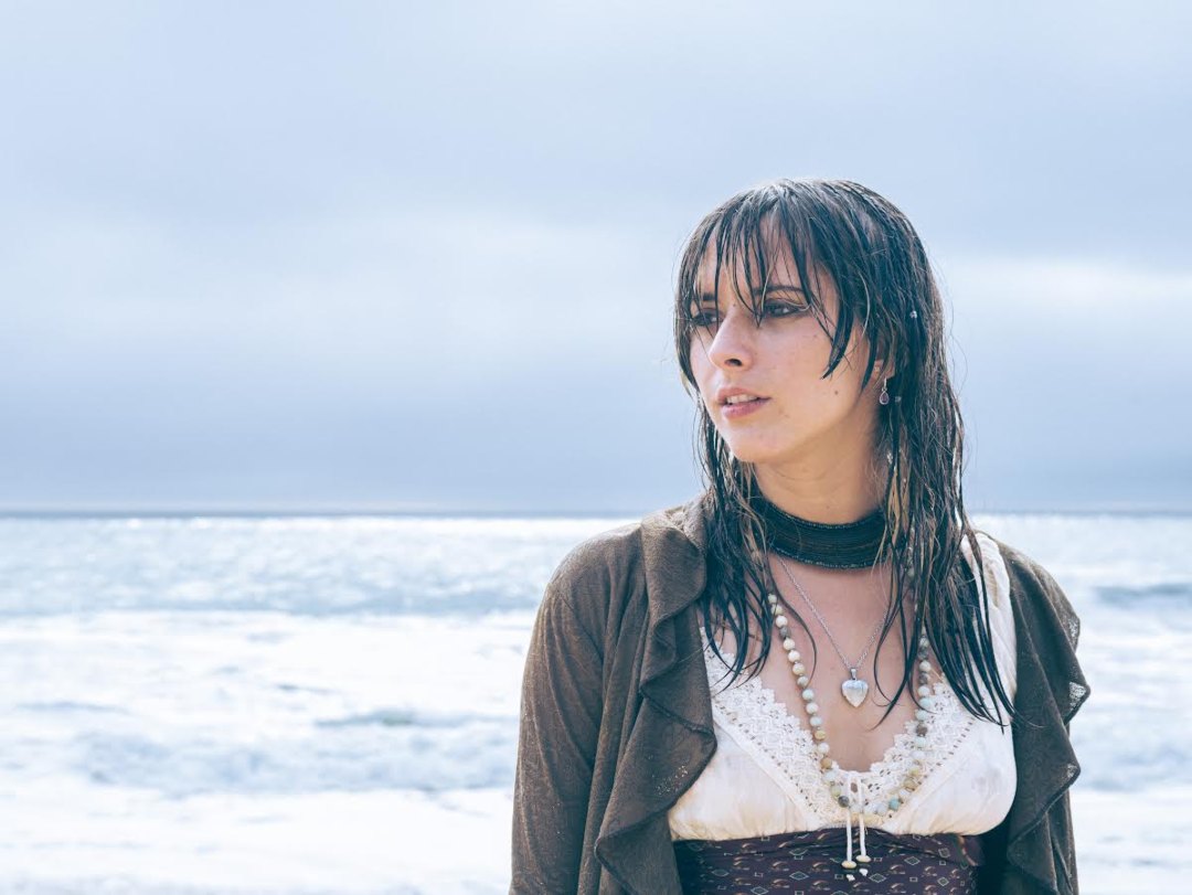 En un emocionante episodio de su carrera musical, la artista Camelia está dejando marca con el lanzamiento de su más reciente sencillo, "Te Mentí". Este cautivador tema, arraigado en el género del pop, no solo destaca la destreza musical de la artista, sino que también ofrece un vistazo revelador a su anticipado álbum debut. Camelia, amante del pop y de la exploración de la profundidad emocional a través de su música, llega con su cuarto single. "Te Mentí" no es simplemente una canción; es un viaje de melodías envolventes con letras que penetran las fibras más íntimas. Este single, parte de la incansable búsqueda artística de Camelia, redefine el dolor y le otorga un nuevo significado a través de notas y letras cuidadosamente elaboradas. El indie pop de "Te Mentí" invita a las y los oyentes a sumergirse en un mundo de emociones auténticas y experiencias personales. “Esta canción fue una manera de enfrentar emociones que deje atrás como mecanismo de defensa, fue también una forma de pedirle perdón a la persona a la que le mentí cuando dije que iba a estar siempre con ella. Resultó ser el paso que necesitaba dar para asumir el pasado y darle cabida al futuro”, expresó Camelia tras el lanzamiento. "Te Mentí" también sirve como un último mensaje antes del esperado lanzamiento del álbum debut de Camelia. La artista está ansiosa por compartir su obra completa, y este sencillo promete ser un adelanto prometedor de lo que las y los fanáticos pueden esperar.